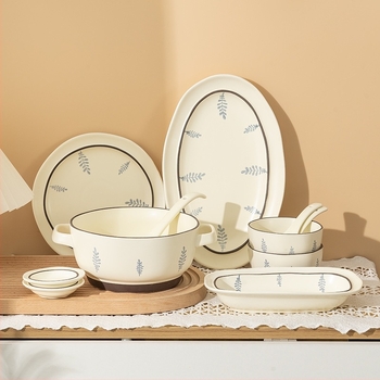 Porcelánból készült tál- és tányérkészlet szabálytalan formával, aláglazúros virágmintával, könnyed luxus retro stílus