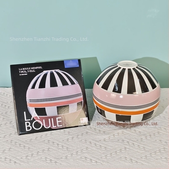5 részes csont porcelánból készült gömb alakú étkészlet, alglazúrral színezett, mikrosütőben használható.