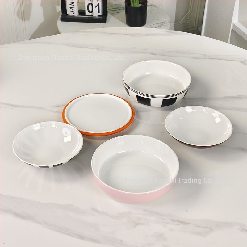 5 részes csont porcelánból készült gömb alakú étkészlet, alglazúrral színezett, mikrosütőben használható.