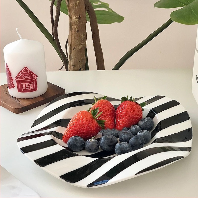 Porcelán reggeliző tál kézzel rajzolt csíkokkal, modern minimalista dizájn; mikrohullámú sütőben használható.
