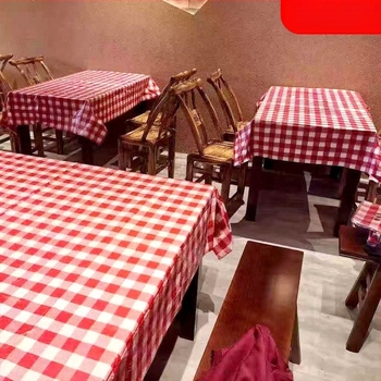 Vörös kockás egyszer használatos műanyag asztalterítő, háztartási, piknik és barbecue használatra, kereskedelmi célokra
