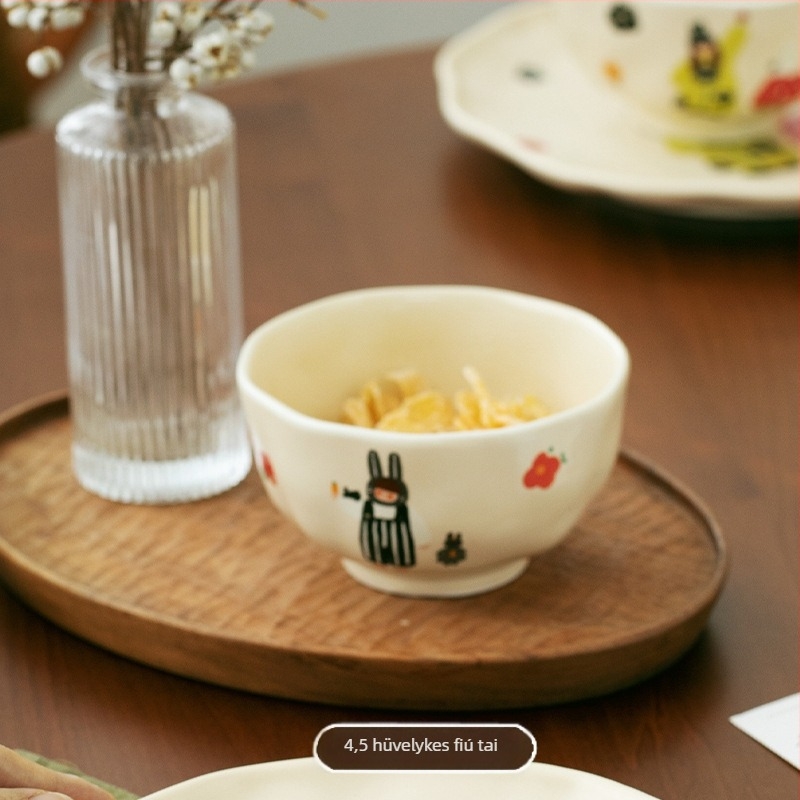 Négy fős család részére készített étkészlet: tálak és tányérok új csont porcelánból, szabálytalan forma, sima máz, aranyos stílus, mikrohullámú sütőben használható