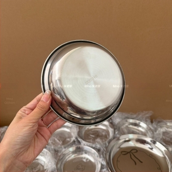 Rozsdamentes acél lapos tányér, kör alakú, modern minimalista stílus, kézzel rajzolt textúra