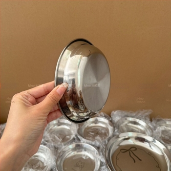 Rozsdamentes acél lapos tányér, kör alakú, modern minimalista stílus, kézzel rajzolt textúra