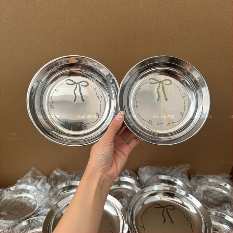 Rozsdamentes acél lapos tányér, kör alakú, modern minimalista stílus, kézzel rajzolt textúra