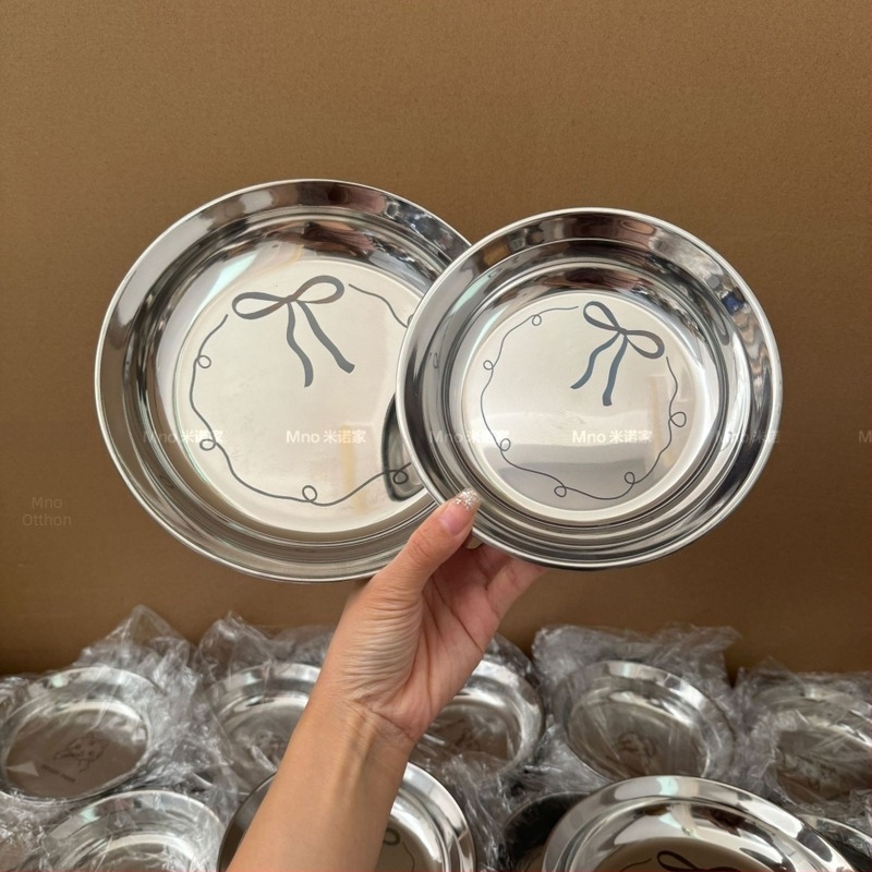 Rozsdamentes acél lapos tányér, kör alakú, modern minimalista stílus, kézzel rajzolt textúra