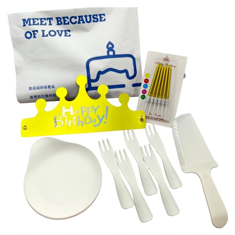 Egyszer használatos tortaszervírozó készlet cseppmentes tálcával és öt az egyben evőeszközökkel (kés, villa, kanál és gyertyák) – PP műanyag, téglalap alakú tálca; 100 darabos doboz; logónyomás elérhető