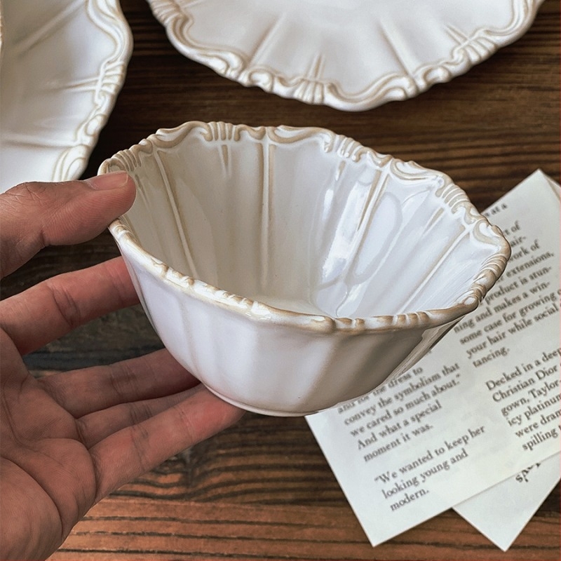 Porcelán tál neoklasszikus relieffel, egyszínű, retró stílus, mikrohullámú sütőben használható