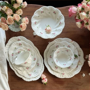 Rózsás domborított kerámia tál- és tányérkészlet kávéscsészével és alátéttel, kék‑fehér porcelán, mikrohullámú sütőben használható, francia retro stílus, logó testreszabás