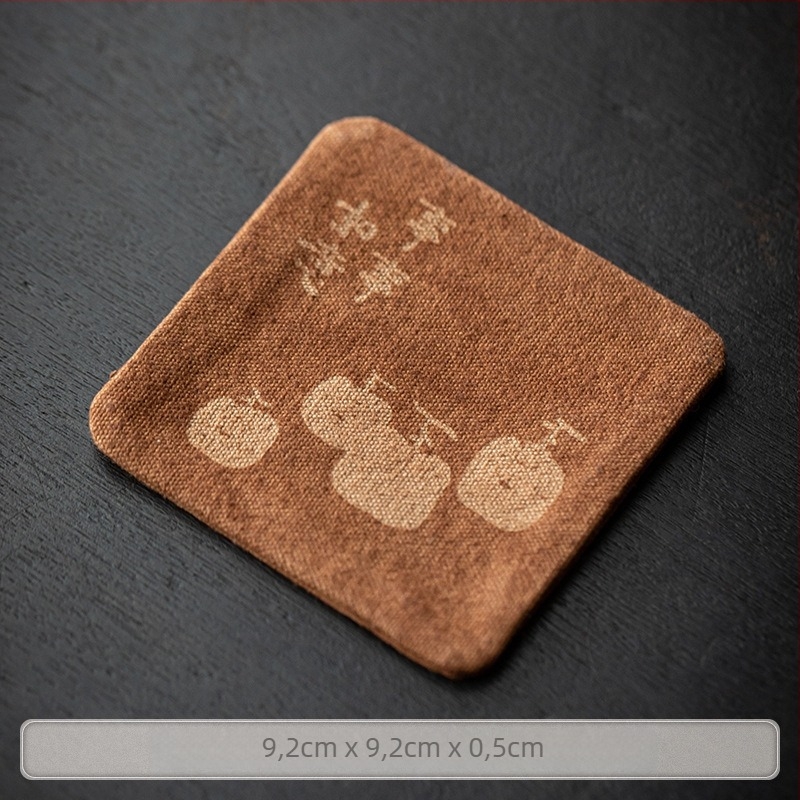 Textilből készült csészealátét kínai stílusú teaceremóniához, tie-dye mintázatú, nyomtatott logóval, kartondobozos csomagolásban, tömeg 0,05 kg