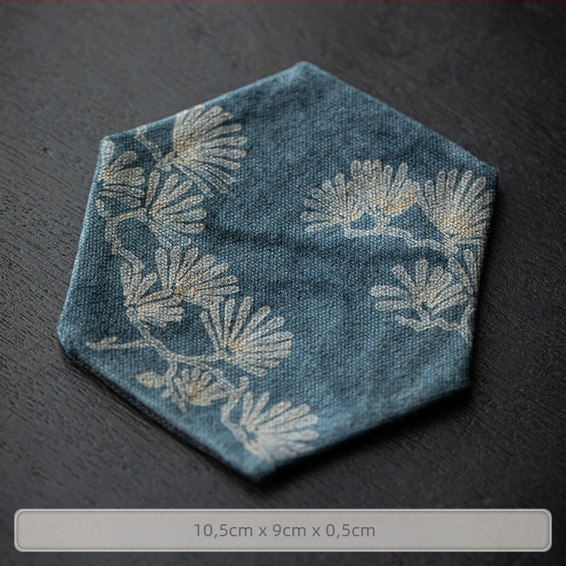 Textilből készült csészealátét kínai stílusú teaceremóniához, tie-dye mintázatú, nyomtatott logóval, kartondobozos csomagolásban, tömeg 0,05 kg