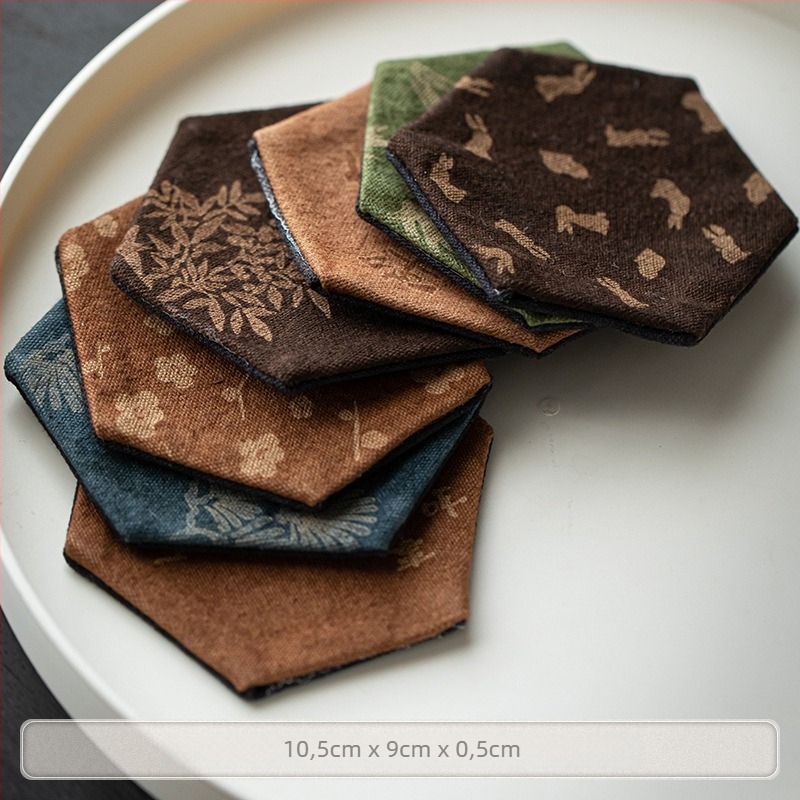 Textilből készült csészealátét kínai stílusú teaceremóniához, tie-dye mintázatú, nyomtatott logóval, kartondobozos csomagolásban, tömeg 0,05 kg