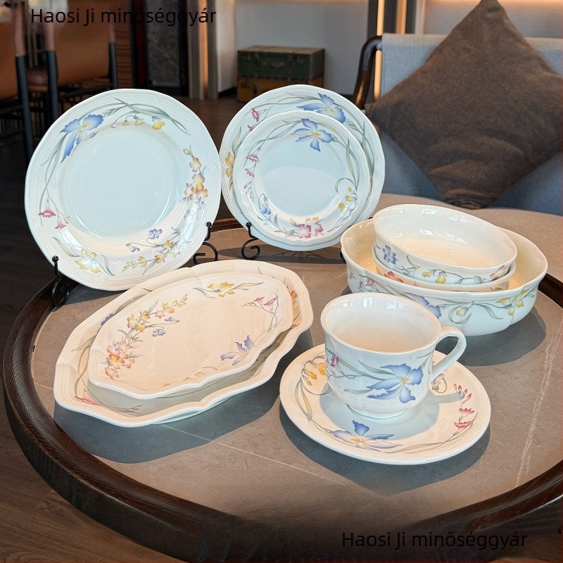 Porcelán étkészlet francia stílusban csipkés szélekkel és virágos mintával — főtálak, desszerttálak, mélytányérok, csészék és alátétek