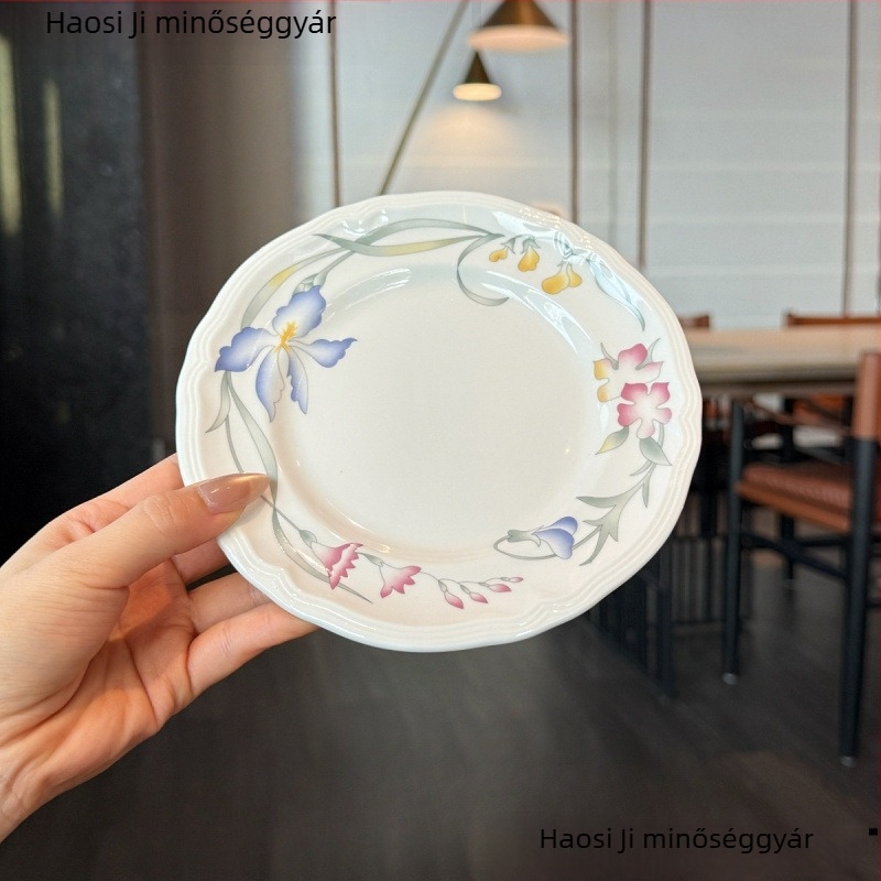 Porcelán étkészlet francia stílusban csipkés szélekkel és virágos mintával — főtálak, desszerttálak, mélytányérok, csészék és alátétek