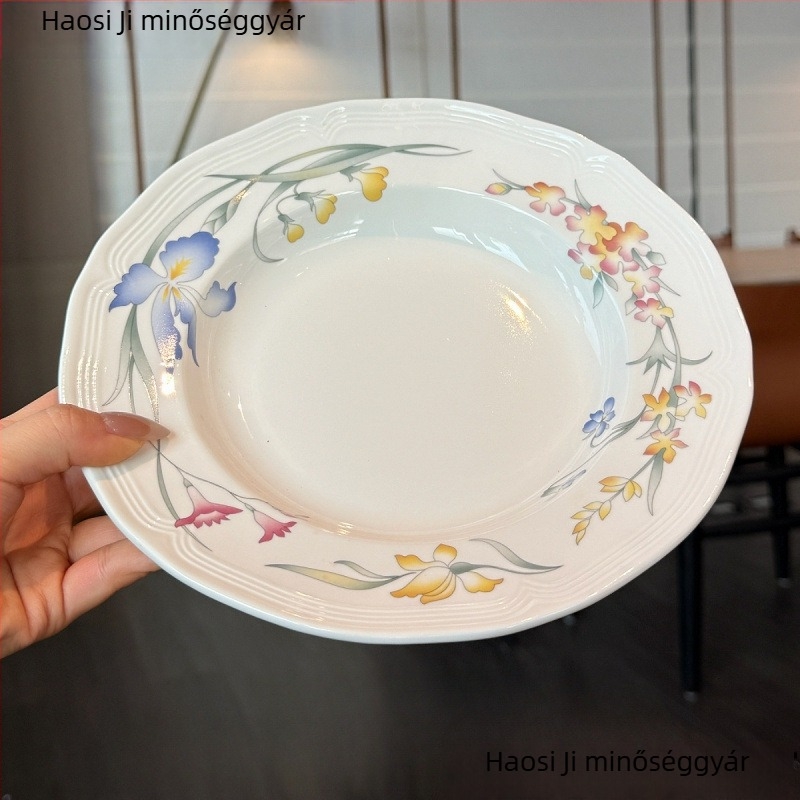 Porcelán étkészlet francia stílusban csipkés szélekkel és virágos mintával — főtálak, desszerttálak, mélytányérok, csészék és alátétek