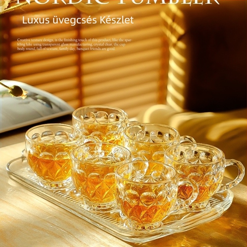 Üvegpohár készlet tálcával — otthoni egyszerű asztali készlet poharakkal és falatkák tányérokkal