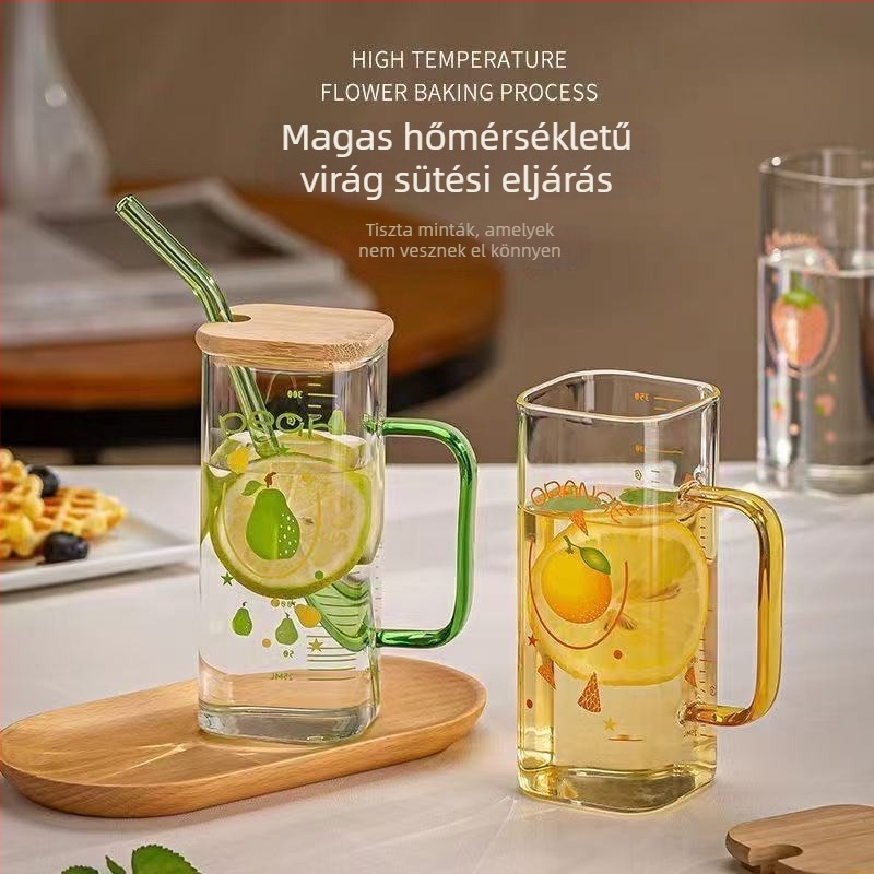 Színes pohár magas boroszilikát üvegből, kézben tartható, szívószállal, négyszögletes formájú, gyümölcsléhez és tejhez