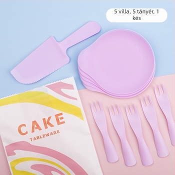 Egyszer használatos születésnapi torta étkészlet — műanyag kés, villa és tányér csöpögtető tálcával; nagykereskedelmi csomagolás 320 doboz; 3 év szavatosság.