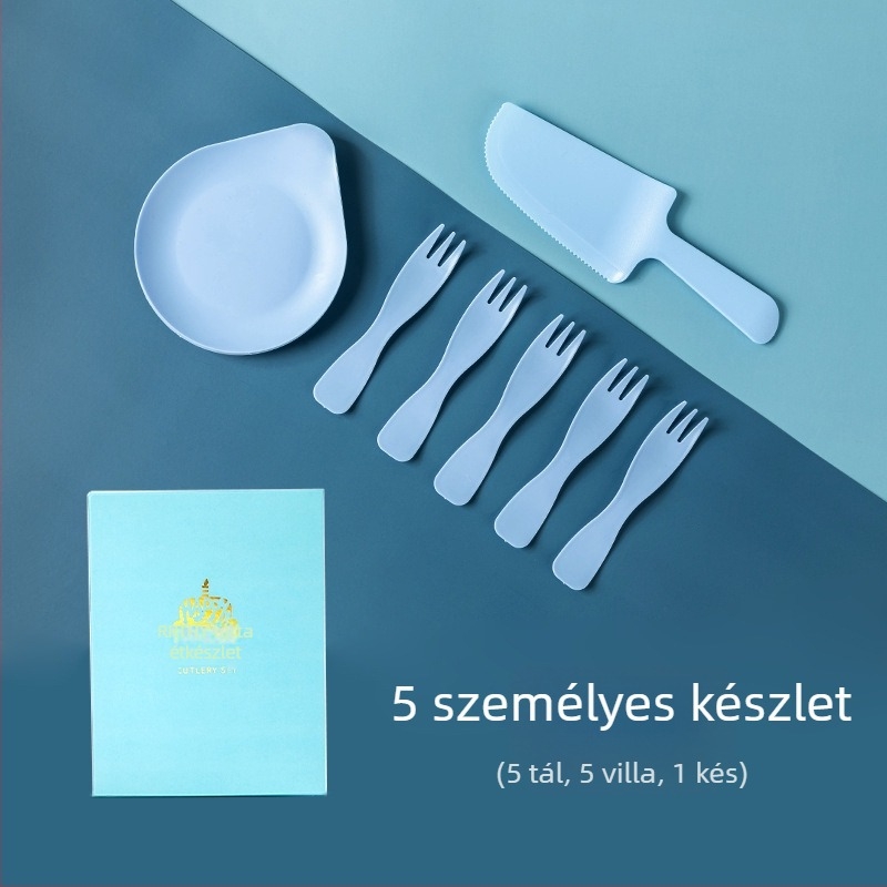 Egyszer használatos születésnapi torta étkészlet — műanyag kés, villa és tányér csöpögtető tálcával; nagykereskedelmi csomagolás 320 doboz; 3 év szavatosság.