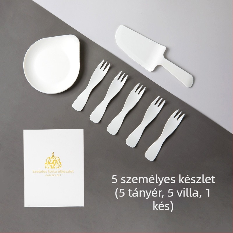 Egyszer használatos születésnapi torta étkészlet — műanyag kés, villa és tányér csöpögtető tálcával; nagykereskedelmi csomagolás 320 doboz; 3 év szavatosság.