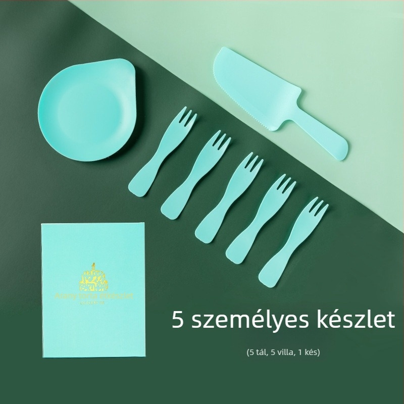 Egyszer használatos születésnapi torta étkészlet — műanyag kés, villa és tányér csöpögtető tálcával; nagykereskedelmi csomagolás 320 doboz; 3 év szavatosság.