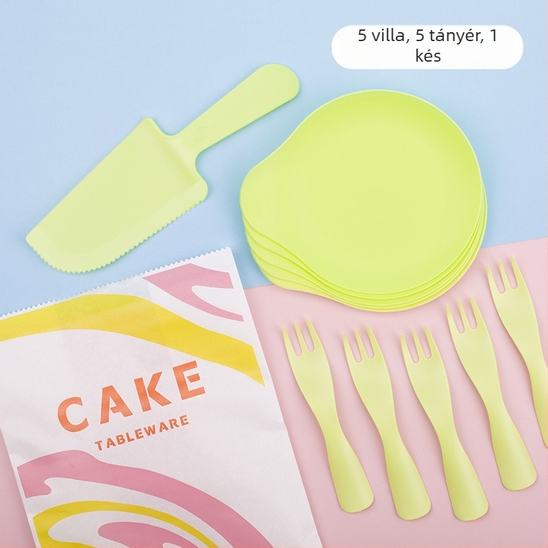 Egyszer használatos születésnapi torta étkészlet — műanyag kés, villa és tányér csöpögtető tálcával; nagykereskedelmi csomagolás 320 doboz; 3 év szavatosság.