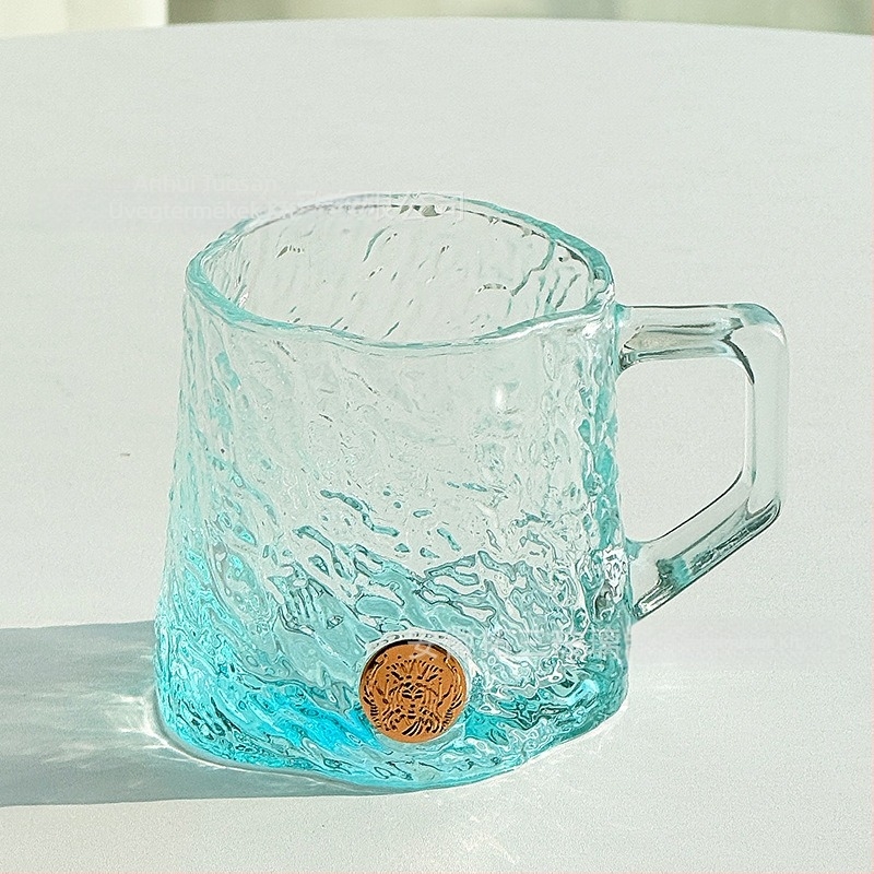 Soda-lime üvegből készült kávés pohár kalapált textúrával és víz fodrozódás mintázattal, átlátszó, fogantyúval