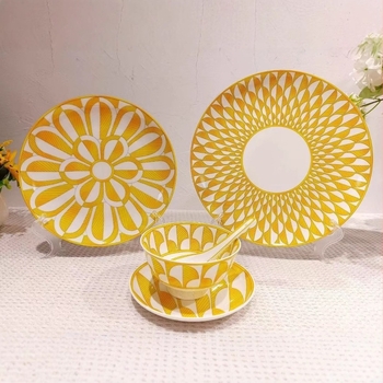 Kerámia lapos tányér csontporcelánból (>45% csontporpor), kerek alak, csíkozott mintázat, könnyed luxus stílus (átmérő 10–10.9 cm vagy 12–12.9 cm; logó nyomtatva; testreszabás elérhető)