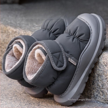 Magas szárú téli csizma gyapjú bélésével, rugalmas felsőrész, vulkanizált talp, csúszásmentes gumitalp