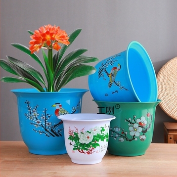 Gyantából készült virágtartó, padlón álló, egyszerű stílusú, otthoni kertészkedéshez.