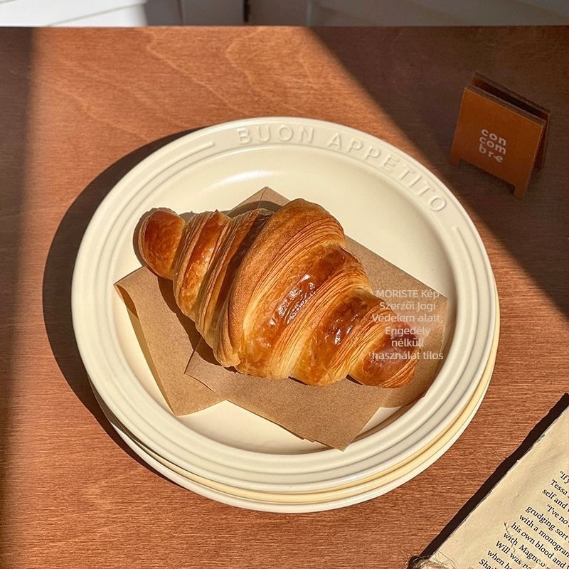 Kerámiából készült lapos tányér gravírozott felülettel és domborított betűkkel, kerek forma, modern egyszerű stílus