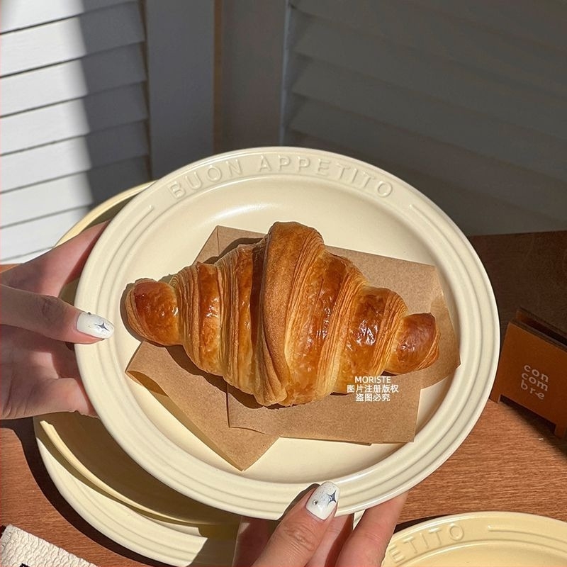 Kerámiából készült lapos tányér gravírozott felülettel és domborított betűkkel, kerek forma, modern egyszerű stílus