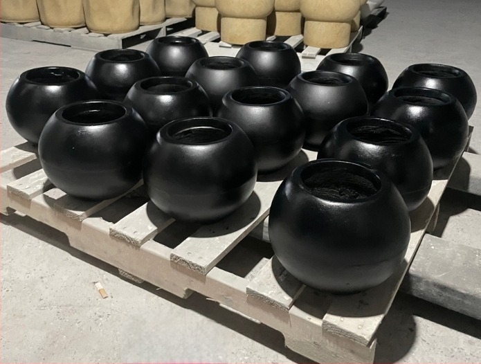 Gömb alakú magnézium-oxid virágtartó – öntöző, tartós cementes kivitel asztali vagy álló használatra