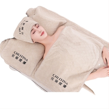 Korál fleece törölköző kozmetikai szalonok számára egyedi logóval – gravírozás és hímzés; 350 g; egyrétegű szál; gyártási folyamat: hímzés, varrás és nyomtatás