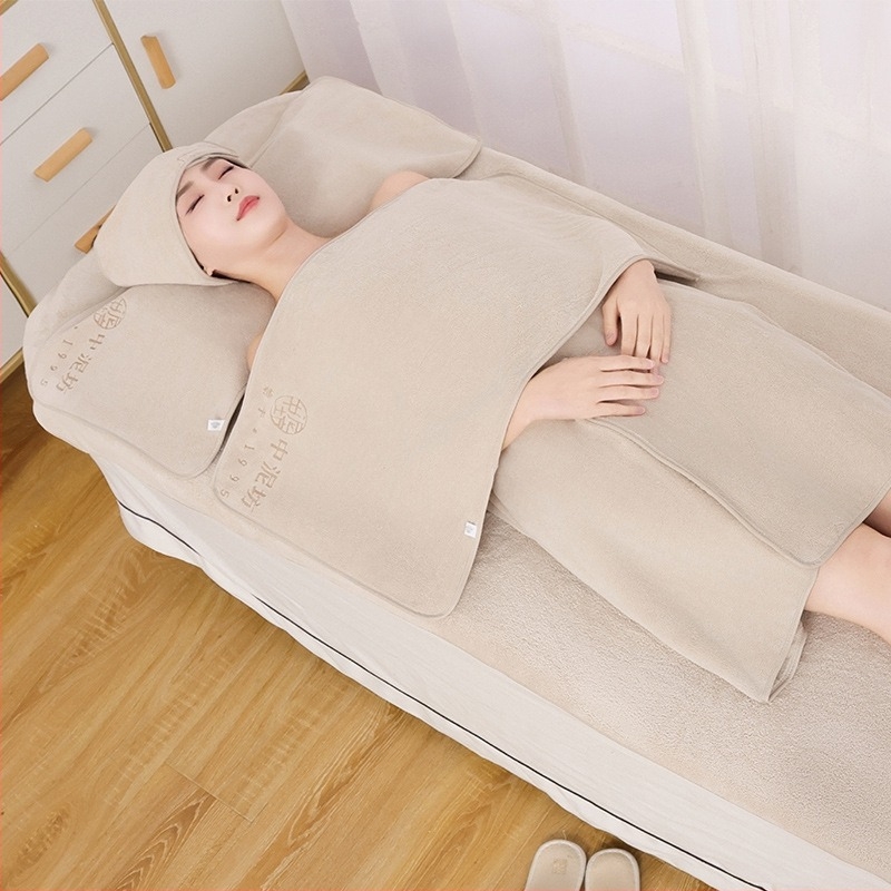 Korál fleece törölköző kozmetikai szalonok számára egyedi logóval – gravírozás és hímzés; 350 g; egyrétegű szál; gyártási folyamat: hímzés, varrás és nyomtatás