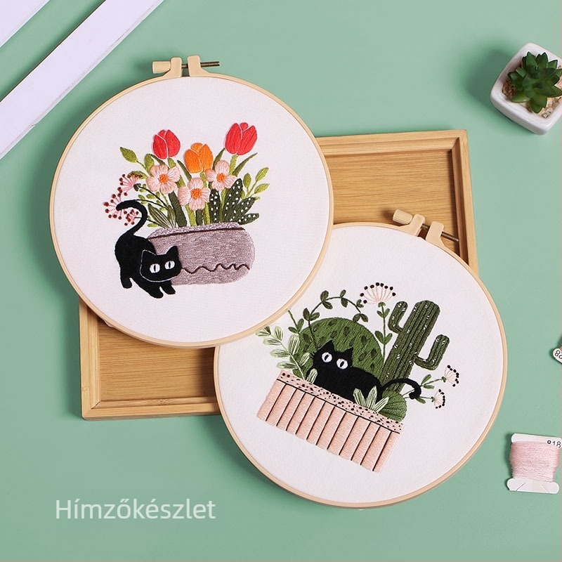 Nordic stílusú macska hímzőkészlet – DIY pamut alapra virágos, fű és lomb motívumokkal (fekete macska)