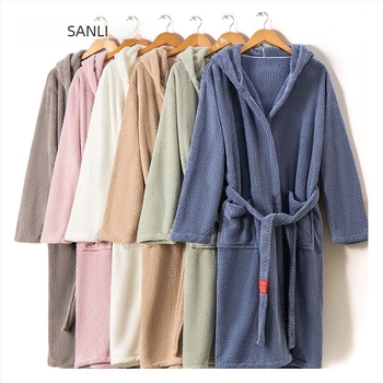 Korall velúr fürdőköpeny; fő anyag: poliészter 85%; párok számára; uniszex; tavasz