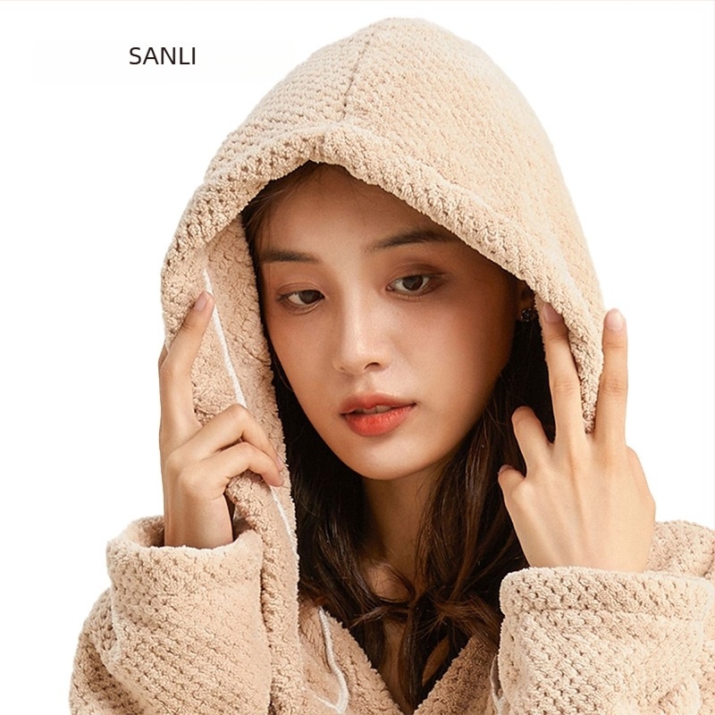 Korall velúr fürdőköpeny; fő anyag: poliészter 85%; párok számára; uniszex; tavasz