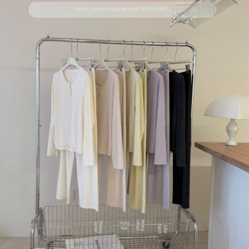 MAD NONO Női kardigános pizsama készlet – poliészter, bolyhos felület, hosszú ujjú, kerek nyakú, otthoni viselet és külső viselésre alkalmas