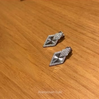 Réz fülbevalók rombusz alakú, mikro pavé cirkóniával, környezetbarát elektrolit bevonat, friss és édes stílus