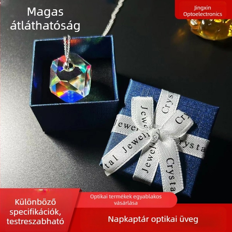 Napfényfogó medál optikai üveggel, színes prizmával, kocka alakú tükrökkel és konkáv-konvex lencsével