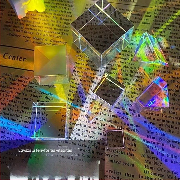 Napfogó asztali dekoráció – kubikus geometriai forma, ólomüvegből készült kristály, olvadási folyamat, testre szabható ajándék