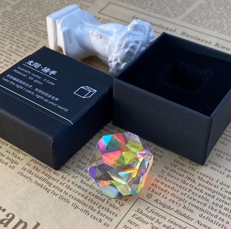 Napfogó asztali dekoráció – kubikus geometriai forma, ólomüvegből készült kristály, olvadási folyamat, testre szabható ajándék