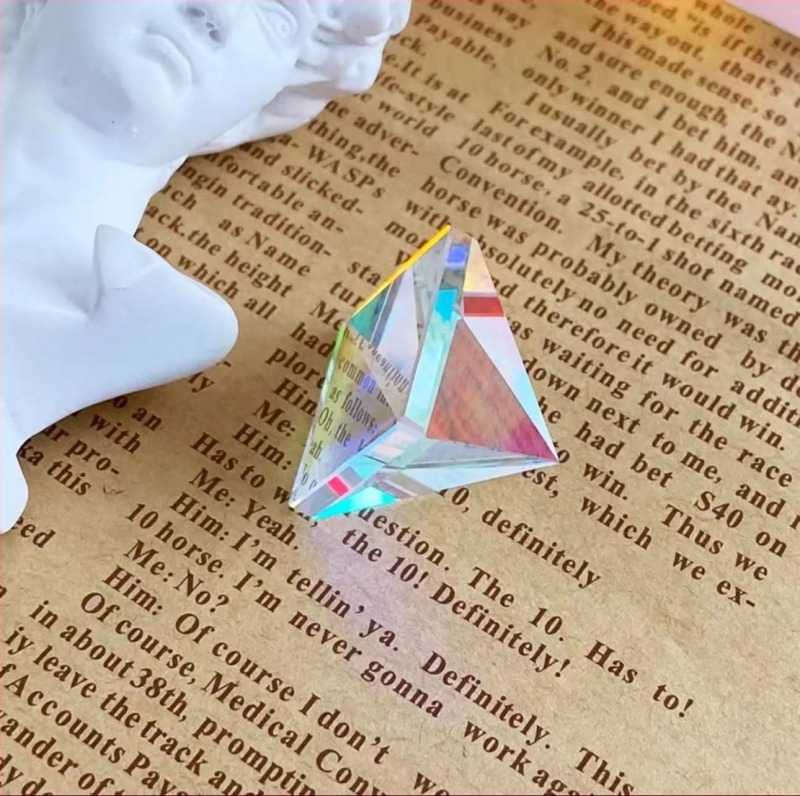 Napfogó asztali dekoráció – kubikus geometriai forma, ólomüvegből készült kristály, olvadási folyamat, testre szabható ajándék