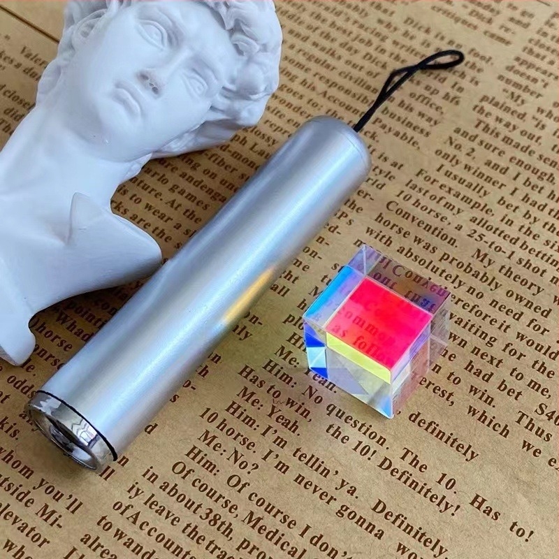 Napfogó asztali dekoráció – kubikus geometriai forma, ólomüvegből készült kristály, olvadási folyamat, testre szabható ajándék