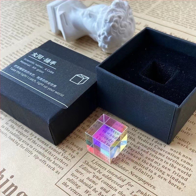 Napfogó asztali dekoráció – kubikus geometriai forma, ólomüvegből készült kristály, olvadási folyamat, testre szabható ajándék