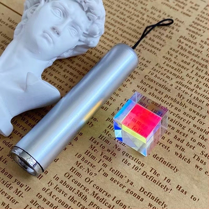 Napfogó asztali dekoráció – kubikus geometriai forma, ólomüvegből készült kristály, olvadási folyamat, testre szabható ajándék