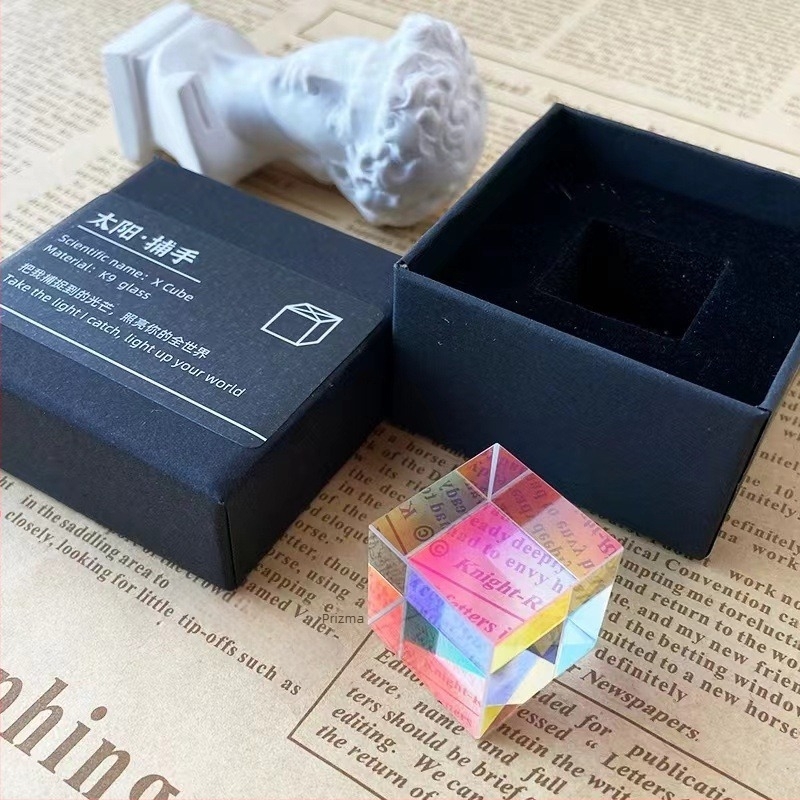 Napfogó asztali dekoráció – kubikus geometriai forma, ólomüvegből készült kristály, olvadási folyamat, testre szabható ajándék