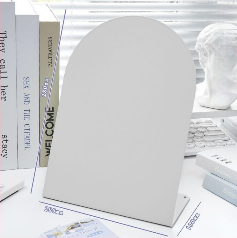 Asztali mágneses ív alakú jegyzet tábla – vasból, egyszerű és modern stílusú, más megmunkálás; diplomaosztóra ideális ajándék kollégáknak, barátoknak és évfolyamtársaknak.