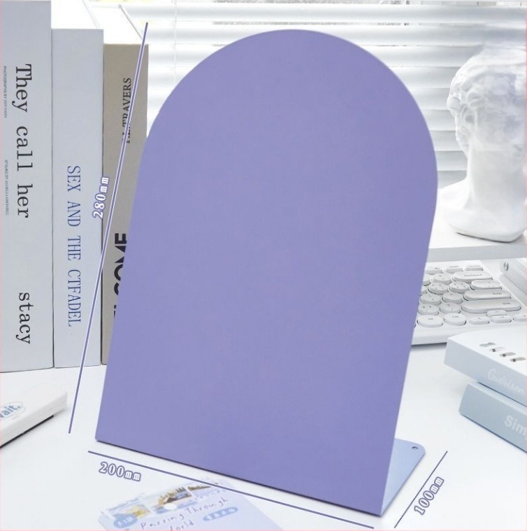 Asztali mágneses ív alakú jegyzet tábla – vasból, egyszerű és modern stílusú, más megmunkálás; diplomaosztóra ideális ajándék kollégáknak, barátoknak és évfolyamtársaknak.